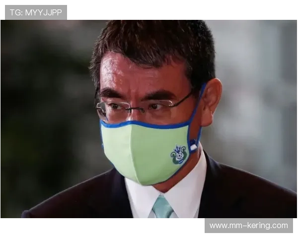 球迷扔下的假发套在裁判头上，裁判顶着彩虹假发成全场焦点